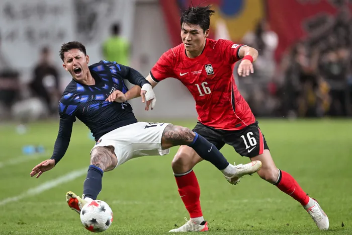 Brian Rodríguez y Park Jin-seob, durante el partido amistoso entre Corea del Sur y Uruguay, el 28 de setiembre, en Seúl. · Foto: Jung Yeon-Je