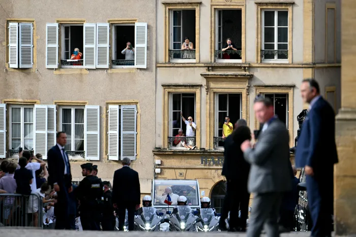 El papa León XIV durante una recorrida por la localidad de Metz, Francia, el 28 de setiembre. · Foto: Alberto Pizzoli, AFP