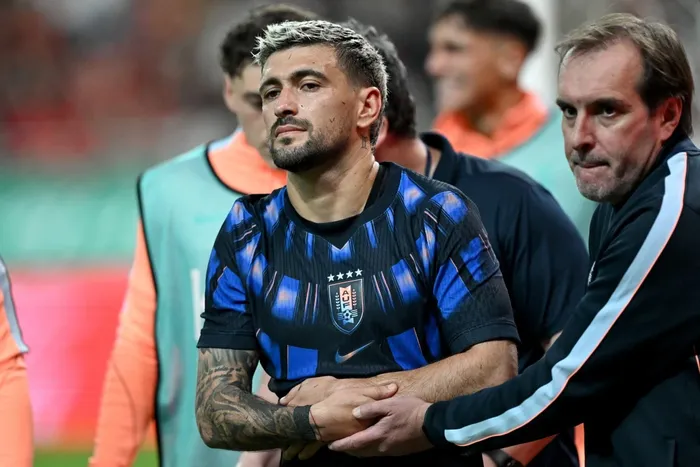 Giorgian de Arrascaeta, luego de lesionarse durante el partido ante Corea del Sur, el 28 de setiembre, en Seúl. · Foto: Jung Yeon-je, AFP