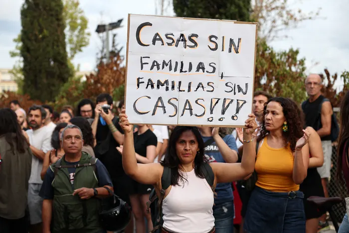Manifestantes contra los desalojos y la crisis de vivienda, el 28 de setiembre, en Barcelona. · Foto: Josep Lago, AFP