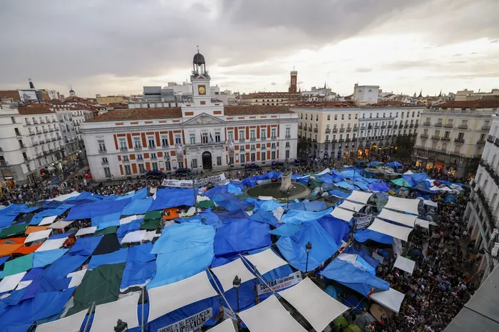 Campamento en protesta y reclamo de mejores condiciones de acceso la vivienda en la plaza de la Puerta del Sol, en Madrid. · Foto: Óscar del Pozo, AFP