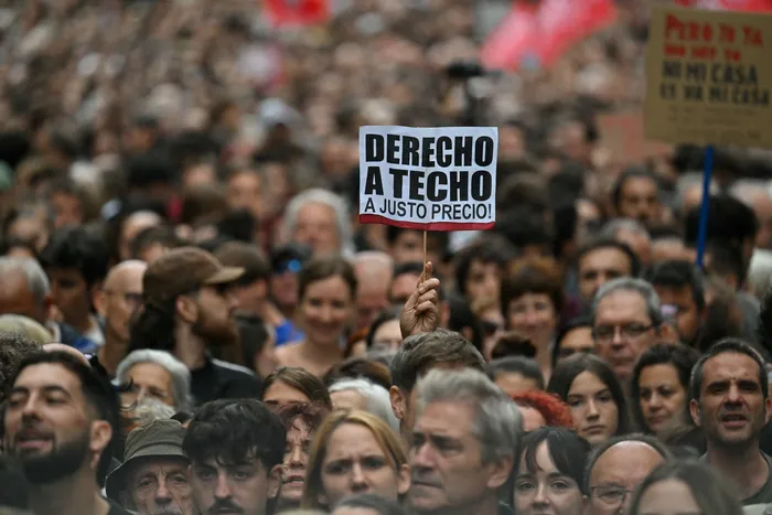 Movilización contra los desalojos y los altos precios de la vivienda, el 3 de octubre, en la Plaza de España, Madrid. Foto: Javier Soriano, AFP