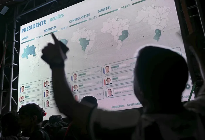 Pantalla gigante con los avances del escrutinio electoral, el 4 de octubre, en Río de Janeiro. · Foto: Mauro Pimentel, AFP