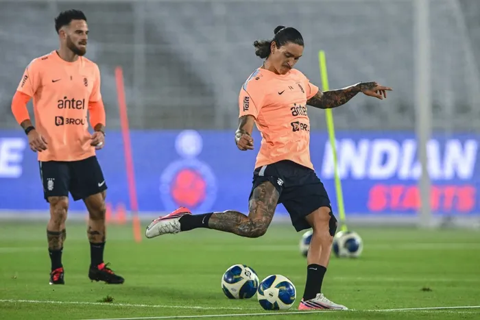 Darwin Núñez (D), el 5 de octubre, durante un entrenamiento en el estadio Salt Lake de Calcuta. · Foto: Dibyangshu Sarkar / AFP