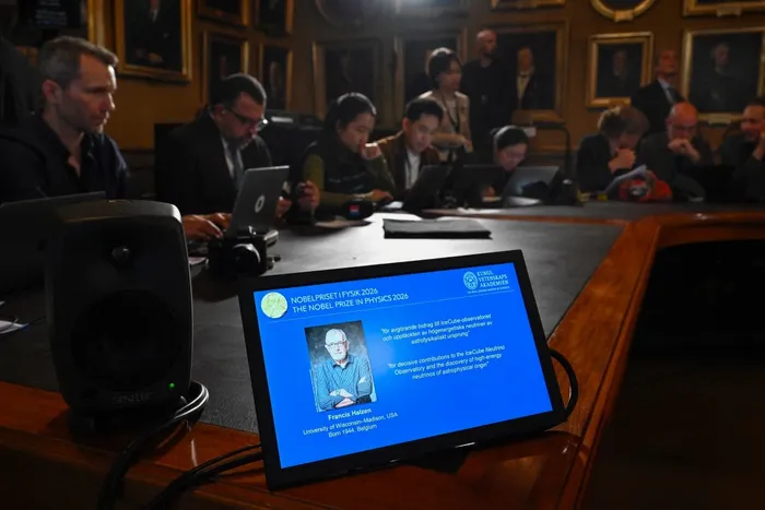 Francis Halzen al momento de ser anunciado como ganador del Premio Nobel de Física 2026 durante una conferencia de prensa, el 6 de octubre, en la Real Academia Sueca de Ciencias en Estocolmo, Suecia. · Foto: Christine Olsson, TT News, AFP