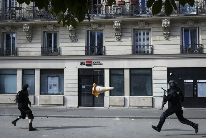 Manifestación de estudiantes de secundaria en París, el 6 de octubre. · Foto: Kenzo Tribouillard, AFP