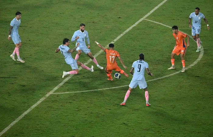 Partido amistoso internacional de fútbol entre India y Uruguay en el estadio Salt Lake de Calcuta, el 6 de octubre. · Foto: Dibyangshu Sarkar / AFP