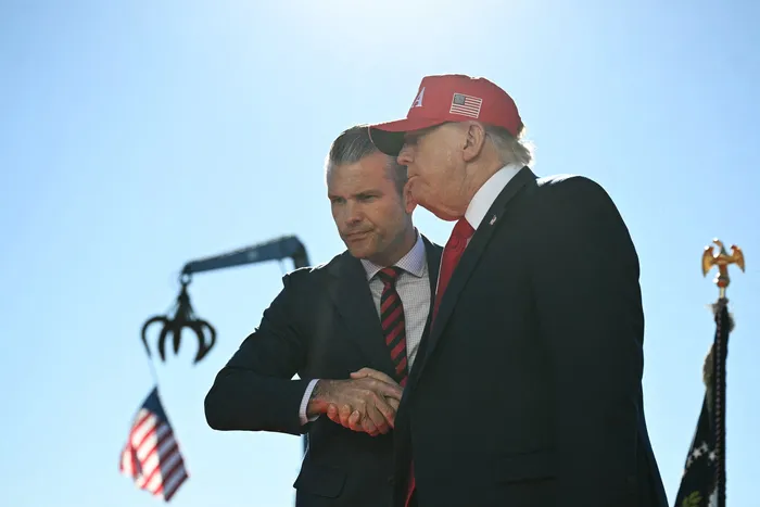 Donald Trump y Pete Hegseth en Anduril Industries en Sparrows Point, Maryland, el 6 de octubre. · Foto: Jim Waston, AFP