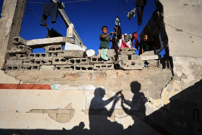 Niños palestinos desplazados en la ciudad de Gaza, el 7 de octubre de 2026. · Foto: Omar Al-Qattaa, AFP