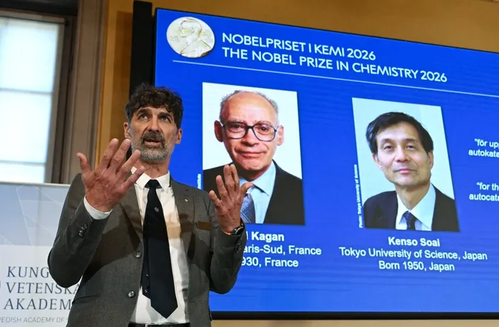Heiner Linke (I), presidente del Comité Nobel de Química, explica el campo de investigación de los ganadores del Premio Nobel, Henri Kagan, y Kenso Soa, el 7 de octubre, durante una conferencia de prensa para anunciar los ganadores del Premio Nobel de Química 2026 en la Real Academia Sueca de Ciencias en Estocolmo, Suecia. · Foto: Jonathan Nackstrand, AFP