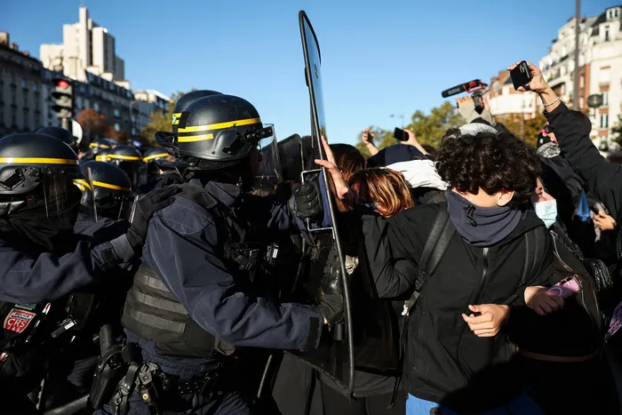 Represión durante la movilización estudiantil, el 8 de octubre, en París. · Foto: Simon Wohlfahrt, AFP