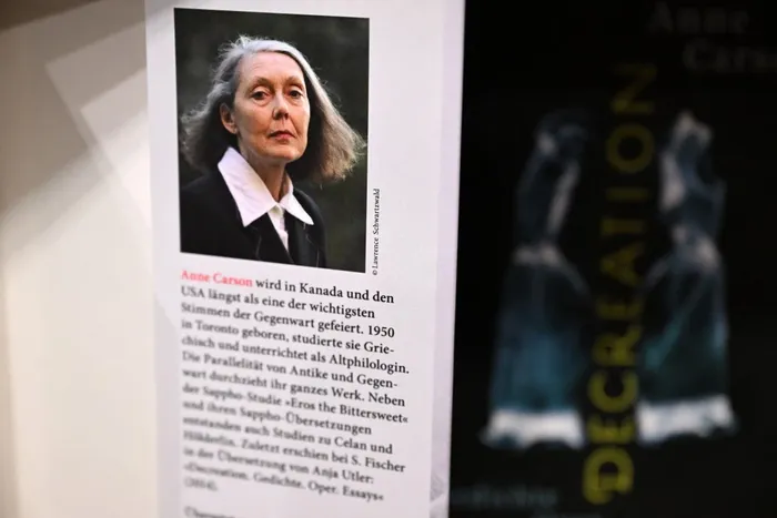 Un libro de la escritora canadiense Anne Carson, laureada con el Premio Nobel de Literatura 2026, se exhibe en el estand de la editorial S. Fischer en la 78ª Feria del Libro de Fráncfort, el 8 de octubre. · Foto: Kirill Kudryavstsev, AFP