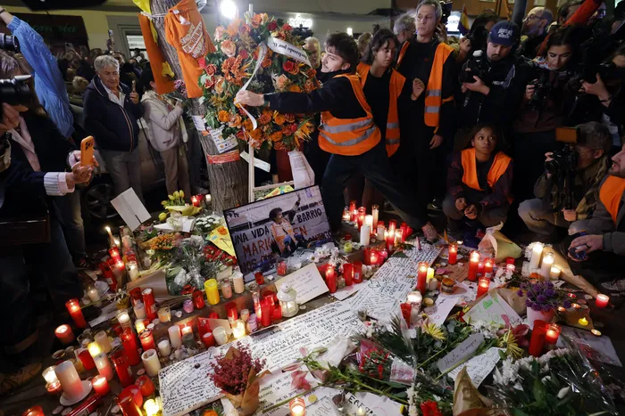 Homenaje a Maricarmen, el 8 de octubre, frente a su apartamento en Madrid. · Foto: Óscar del Pozo, AFP