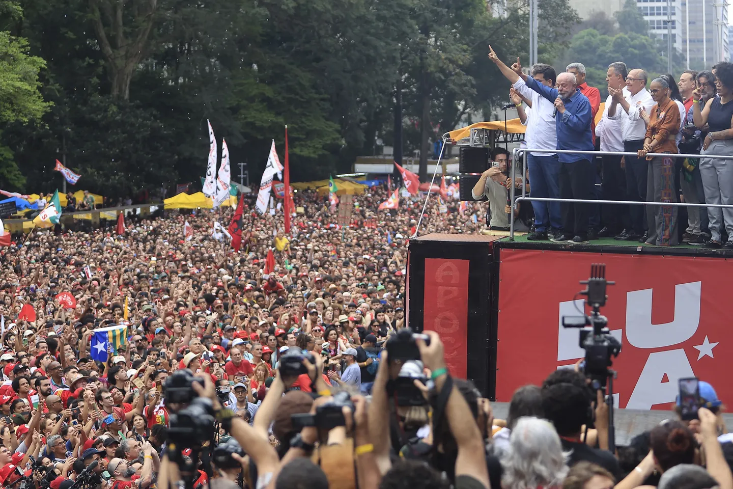 Lula lideró un acto en San Pablo y convocó a la militancia a convencer a quienes no fueron a votar en la primera vuelta