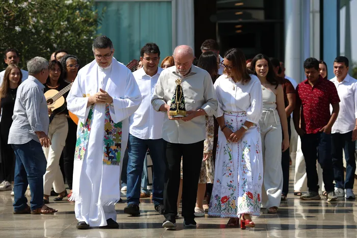 Lula da Silva, acompañado por la primera dama, Rosângela _Janja_ da Silva, tras una misa en la capilla del Palacio de la Alvorada, en conmemoración de la festividad de la patrona de Brasil, Nuestra Señora de Aparecida, en Brasilia, el 12 de octubre. · Foto: Sergio Lima, AFP