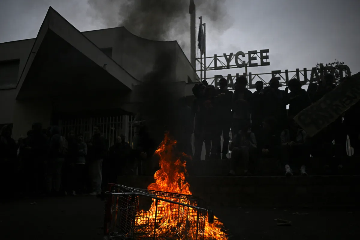Estudiantes y diversos sectores sociales se movilizan en París por mejores presupuestos
