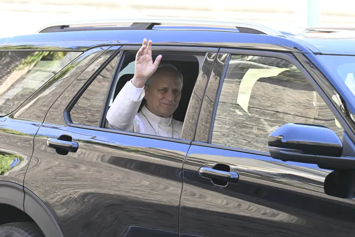 El papa León XIV sale del Vaticano antes de ser ingresado en el Hospital Universitario Gemelli de Roma para una operación de extirpación de un tumor pulmonar, en el Vaticano, el 13 de octubre. · Foto: Tiziana Fabi AFP