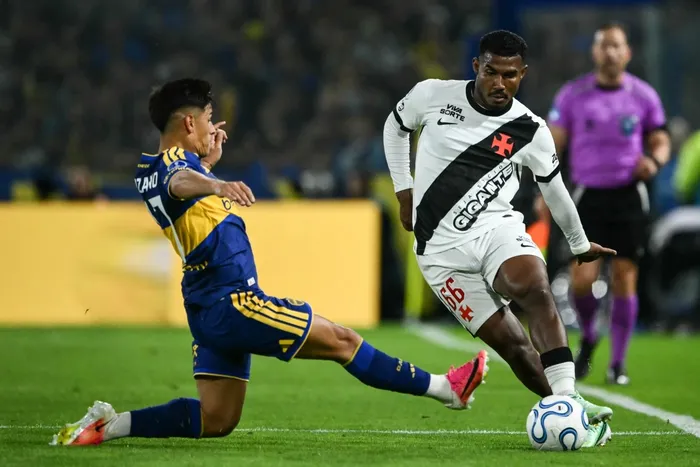 Leandro Lozano, de Boca Juniors, y Luis Eduardo Soares da Silva, de Vasco de Gama, el 13 de octubre, por las semifinales de Copa Sudamericana en La Bombonera. · Foto: Luis Robayo, AFP