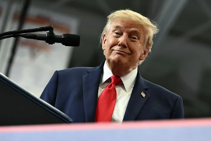 Donald Trump en el Centro Deportivo Memorial Curtis D. Menard en Wasilla, Alaska, el 13 de octubre de 2026. · Foto: Kent Nishimura, AFP