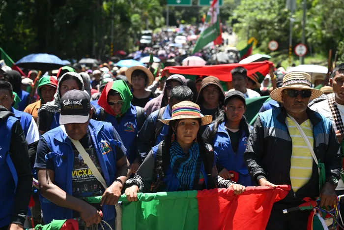 Protesta contra el gobierno del presidente colombiano Abelardo de la Espriella en la Cumbre de los Pueblos Indígenas del Sudoeste de Colombia, celebrada en Caldono, departamento del Cauca, Colombia, el 14 de octubre. · Foto: Joaquín Sarmiento, AFP