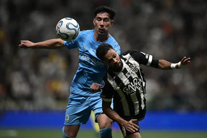 Salomón Rodríguez, de Torque, y Renan, de Atletico Mineiro, el 14 de octubre, en Belo Horizonte · Foto: AFP
