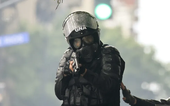 Un miembro de la Guardia Nacional de Argentina durante una manifestación contra el gobierno de Javier Milei, en Buenos Aires. · Foto: Emiliano Lasalvia, AFP