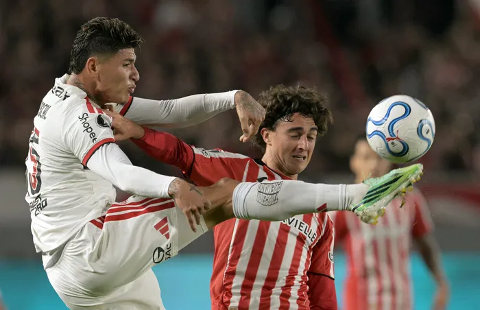 Jorge Carrascal, de Flamengo y Gastón Benedetti, de Estudiantes de la Plata, el 15 de octubre, en el estadio Jorge Luis Hirschi de La Plata. · Foto: Juan Mabromata,  AFP