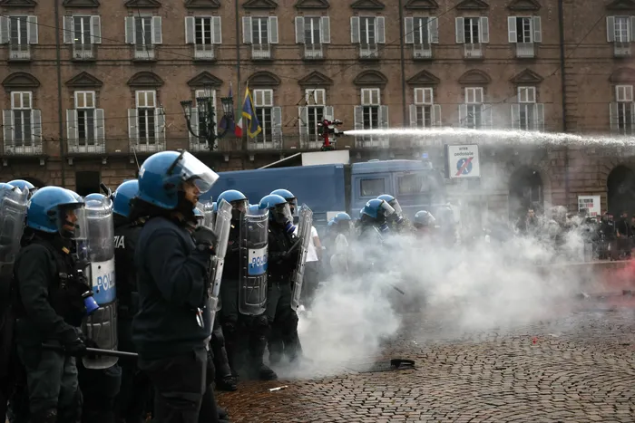 Manifestaciones en el centro de Turín, el 16 de octubre. · Foto: Marco Bertorello, AFP