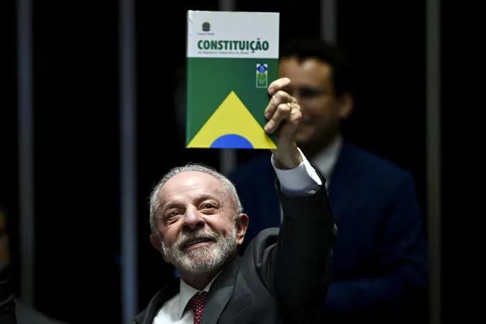 Luiz Inácio Lula da Silva, durante la ceremonia de promulgación de una ley que pone fin al régimen laboral de seis días de trabajo por uno de descanso, en el Senado Federal, en Brasilia. · Foto: Evaristo Sa, AFP