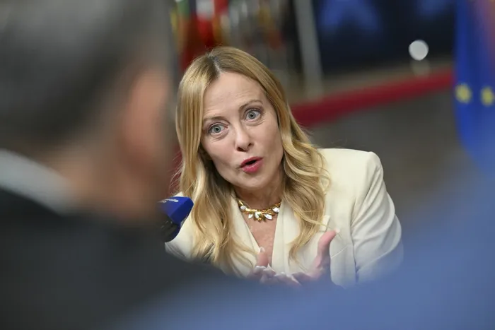 Giorgia Meloni, durante una conferencia en Bruselas. · Foto: Nicolas Tucat / AFP