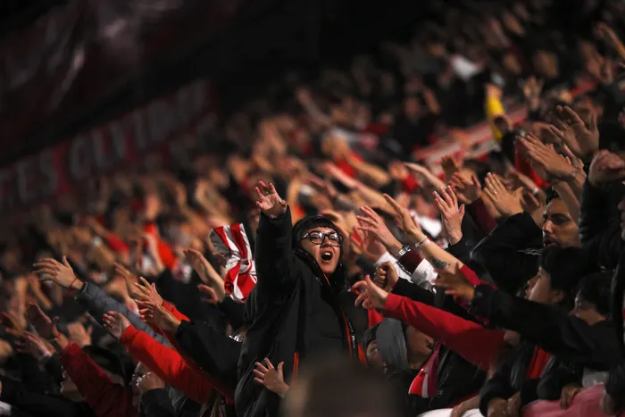 Hinchas de Estudiantes en el estadio Jorge Luis Hirschi en La Plata, el 15 de octubre. Foto: Julian Martinez, NurPhoto, AFP.