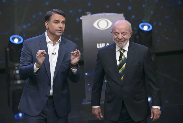 Flavio Bolsonaro y Luiz Inacio Lula da Silva, durante el debate presidencial, en San Pablo. · Foto: Nelson Almeida, AFP