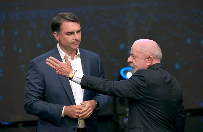Flávio Bolsonaro y Luiz Inácio Lula da Silva, el 18 de octubre, durante el debate presidencial en San Pablo. · Foto: Nelson Almeida, AFP