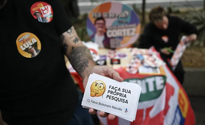 Reparto de publicidad electoral en la Avenida Paulista, en São Paulo. · Foto: Juan Barreto, AFP