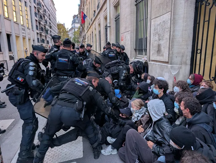 Agentes de la gendarmería francesa intervienen durante una sentada estudiantil frente a Sciences Po Paris, en París, Francia, el 22 de octubre de 2026. Foto: Luc Auffret, Anadolu, AFP