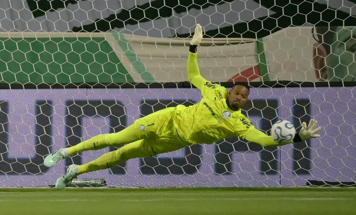 Carlos Miguel, golero de Palmeiras, el 21 de octubre, en la tanda de penales contra Fluminense por la semifinal de la copa Libertadores, en San Pablo. · Foto: Nelson Almeida, AFP