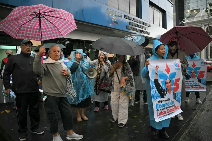 Simpatizantes de la excandidata presidencial ecuatoriana Luisa González frente a la Unidad de la Flagrancia en Quito, Ecuador, el 22 de octubre de 2026, tras su arresto. · Foto: Rodrigo Buendía, AFP