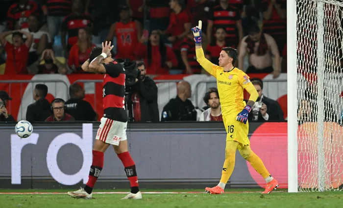 Lucas Paquetá, de Flamengo y Fernando Muslera, de Estudiantes, en el Maracaná, el 22 de octubre. · Foto: Mauro Pimentel, AFP