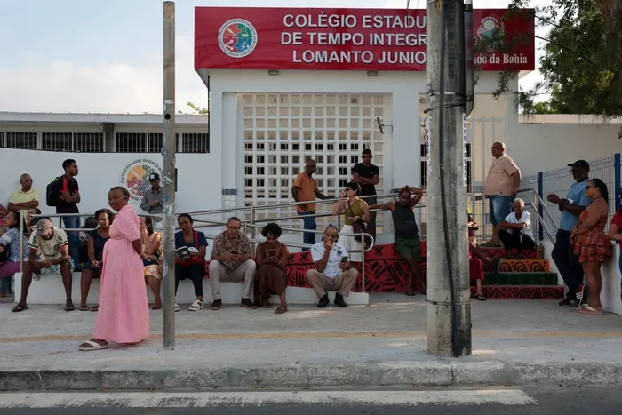 Los votantes esperan fuera de un colegio electoral en Salvador, estado de Bahía. Foto: Antonello Veneri, AFP