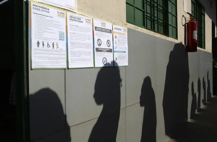Fila de votantes durante la segunda vuelta de las elecciones presidenciales en Cidade Estrutural, en las afueras de Brasilia. · Foto: Sergio Lima, AFP