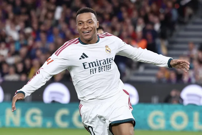 Kylian Mbappé, de Real Madrid, festeja tras convertir el segundo gol a Barcelona, el 25 de agosto, en el estadio Camp Nou. · Foto: Óscar del Pozo, AFP