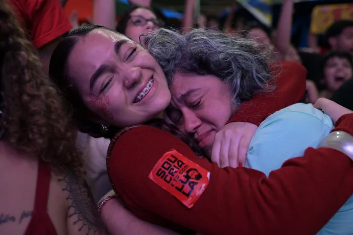 Partidarios de Luiz Inácio Lula da Silva, tras conocerse los resultados, el 25 de octubre, en Río de Janeiro. · Foto: Tercio Teixeira, AFP