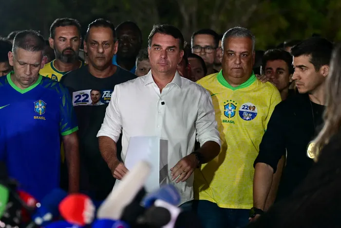 Flávio Bolsonaro, el 25 de octubre, tras su derrota electoral, en Brasilia. · Foto: Pablo Porciúncula, AFP