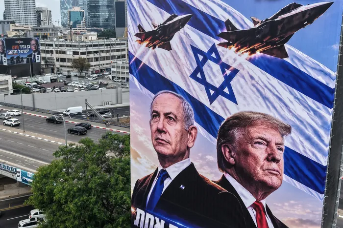Publicidad de campaña con la imagen de Benjamin Netanyahu y Donald Trump en Tel Aviv, el 26 de octubre, víspera de las elecciones legislativas israelíes. · Foto: Jack Guez, AFP
