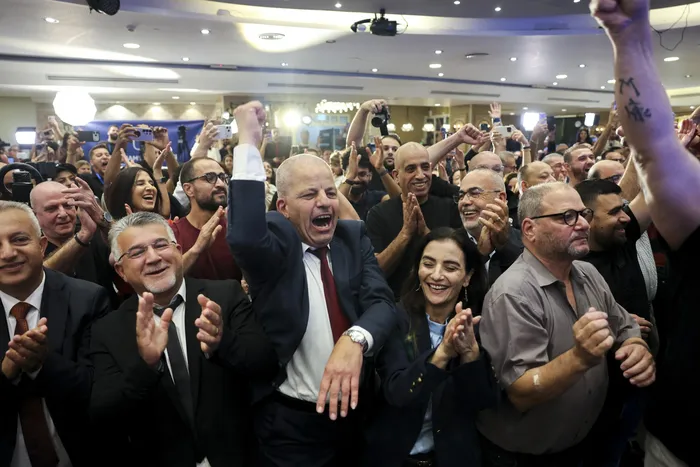 Yousef Jabareen, líder de la alianza política Lista Conjunta liderada por árabes de Israel, en la sede de campaña de la alianza en la ciudad de Nazaret, en el norte de Israel, mientras se anuncian por televisión las primeras encuestas a pie de urna. · Foto: Ahmad Gharabli,  AFP