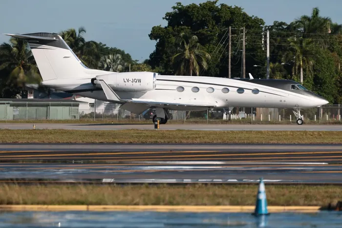 Avión que transporta a Flavio Bolsonaro y a su familia llega al Aeropuerto Ejecutivo Miami-Opa Locka el 28 de octubre, en Miami, Florida. · Foto: Joe Raedle, AFP