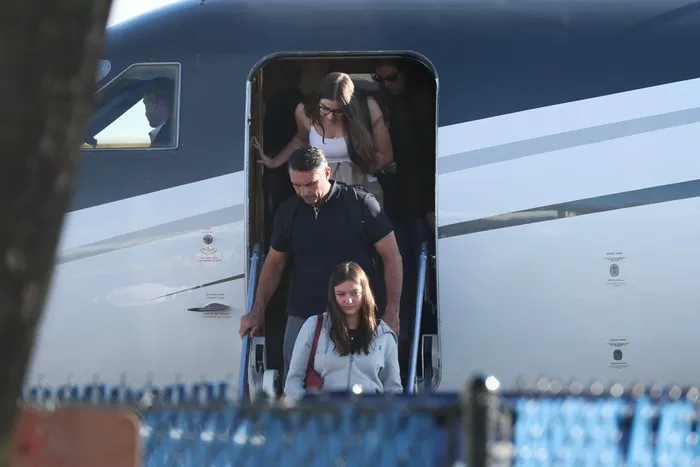 Flávio Bolsonaro, el 28 de octubre, tras su llegada al Aeropuerto Ejecutivo Opa-Locka, en Miami, Florida. · Foto: Ricardo Arduengo, AFP