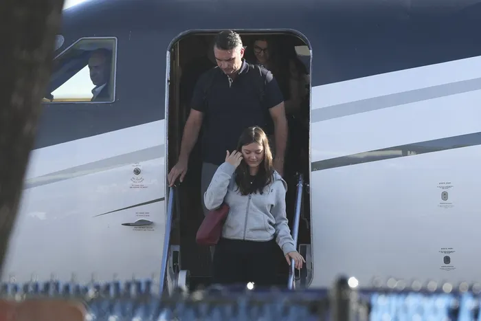 Flávio Bolsonaro tras llegar al Aeropuerto Ejecutivo de Opa-Locka en Miami. · Foto: Ricardo Arduengo, AFP