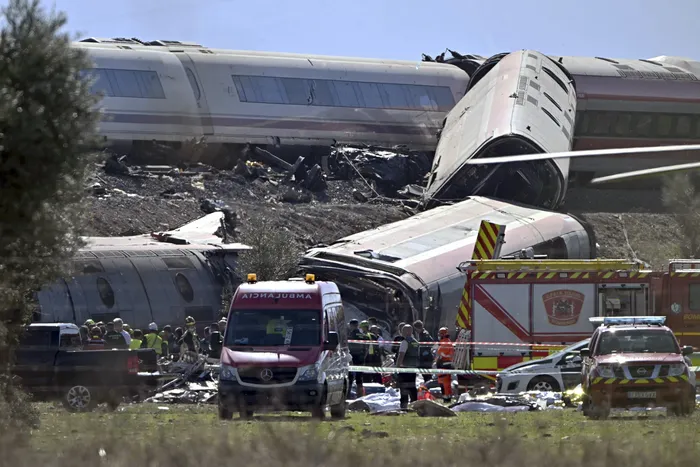 Servicios de emergencia trabajan en el lugar del choque entre dos trenes de alta velocidad, un tren AVE de Renfe y un tren de Iryo, a unos 150 km al sur de Madrid, entre Urda y Los Yébenes, en la provincia de Toledo. · Foto: Javier Soriano, AFP