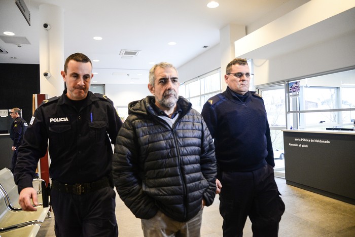 Alexandro Infante (C), el 8 de setiembre, a su llegada al Centro de Justicia de Maldonado. · Foto: Natalia Ayala